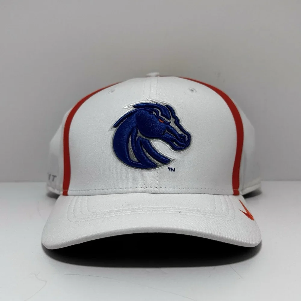 Nike Team Boise Street Broncos L/XLHat‎ White Embroidered Logo NCAA Flex
